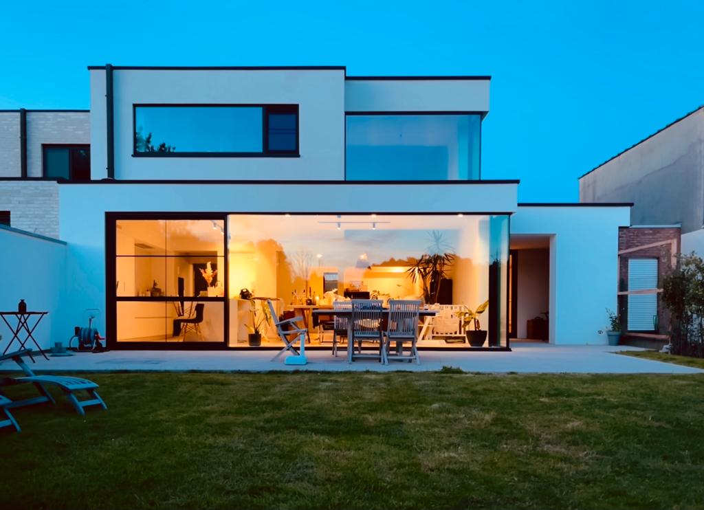 Tuinzijde van House BLAU24 bij schemering