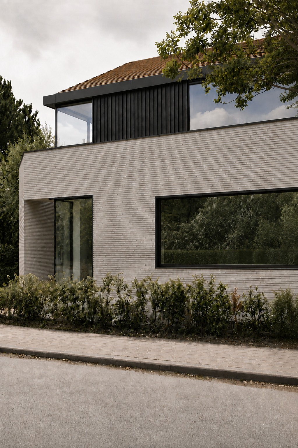 Geveldetail met lichte baksteen, donker schrijnwerk en houten accenten