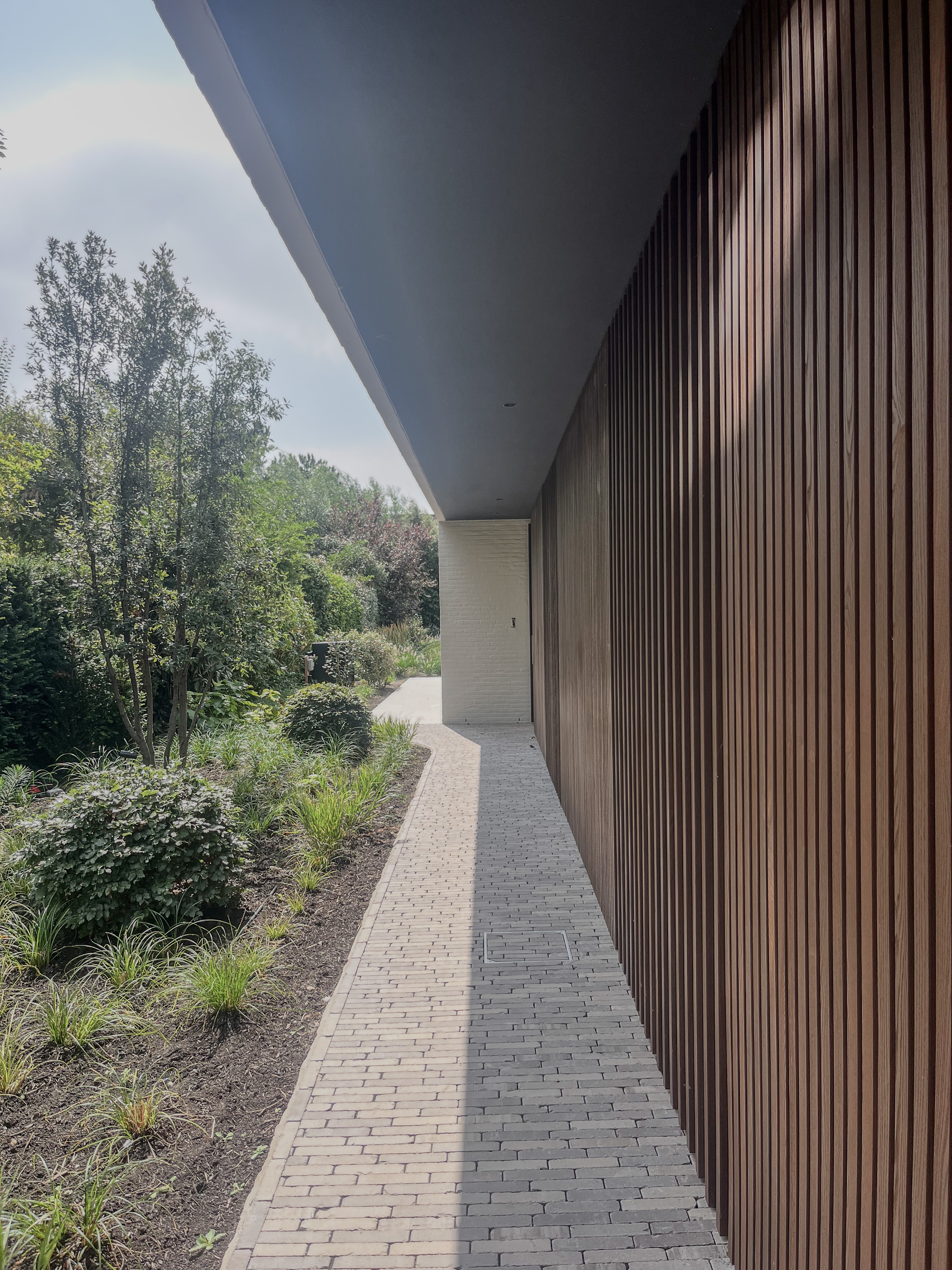 Passage langs de houten gevel van Woning Kalvekeetdijk