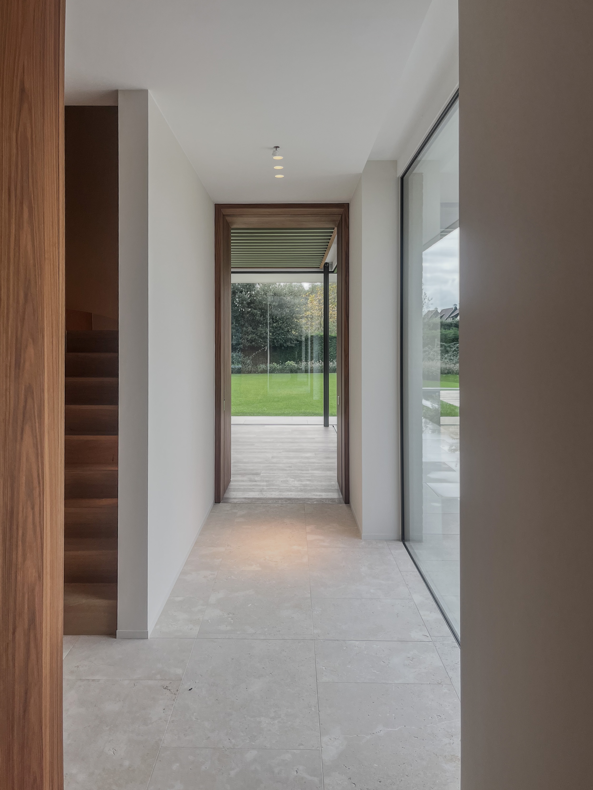Interieur van Woning Kalvekeetdijk met zicht op de tuin