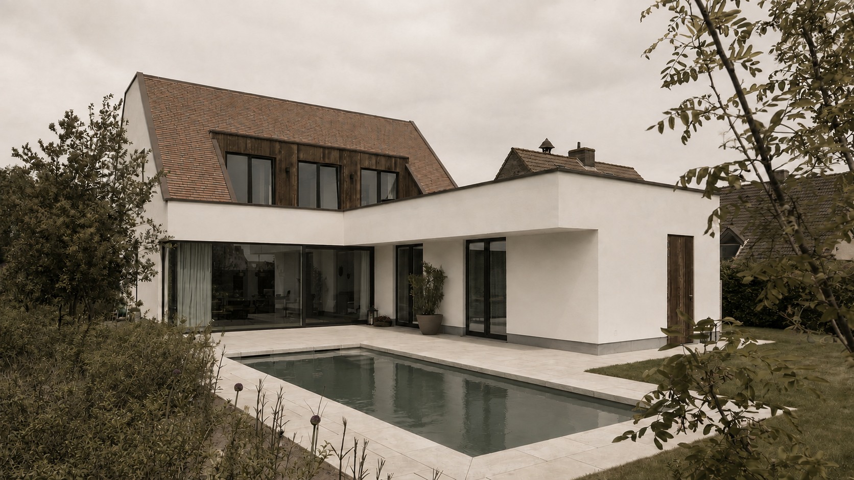 Tuinzijde van de woning met terras en zwembad