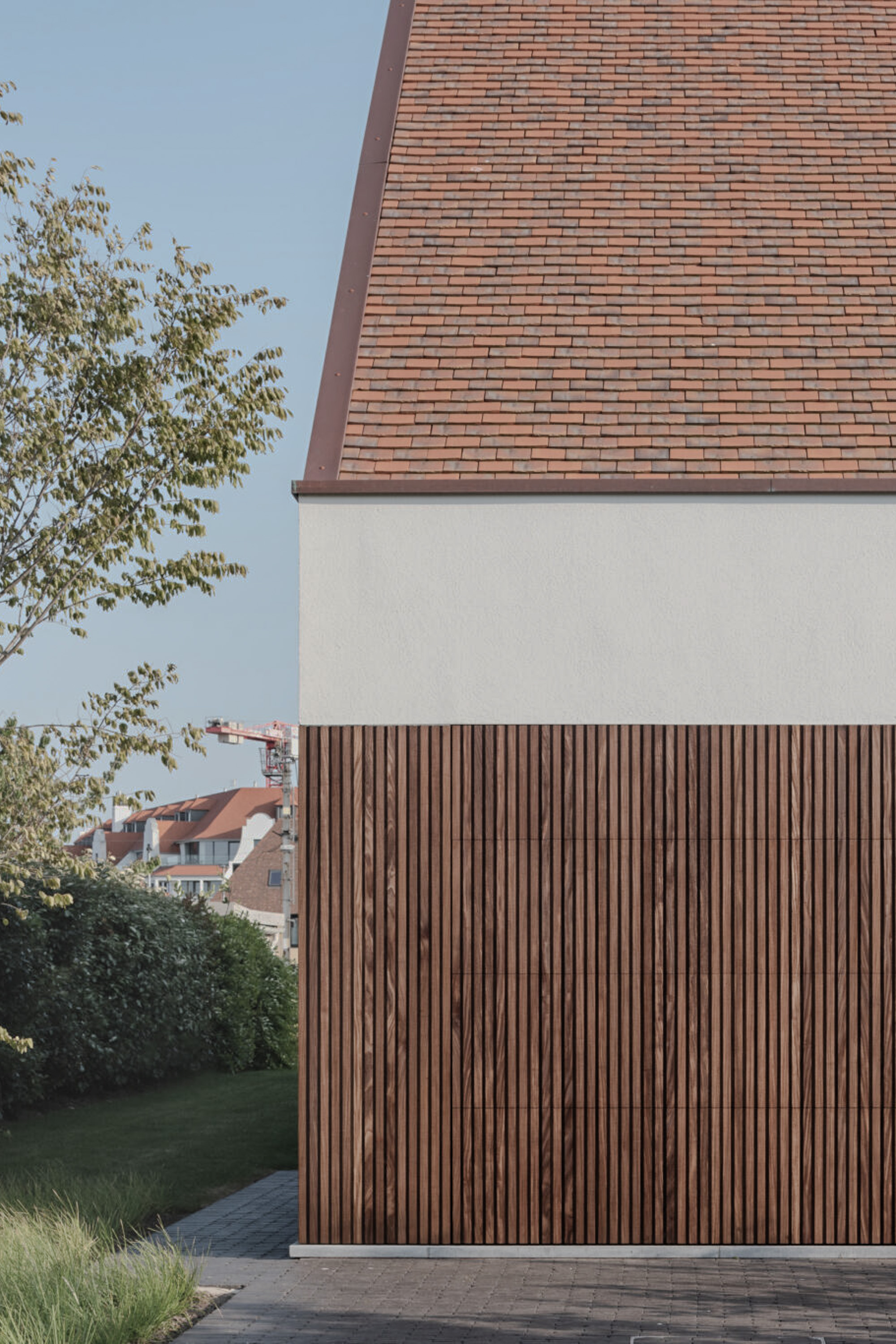 Detail van de houten poort en gevelmaterialiteit