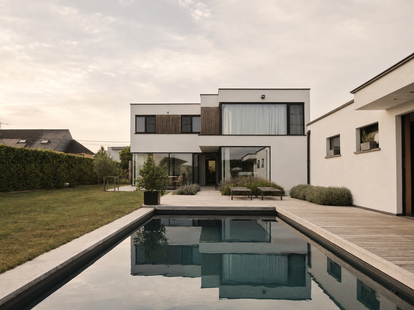 Tuinzijde van de woning met terras en zwembad