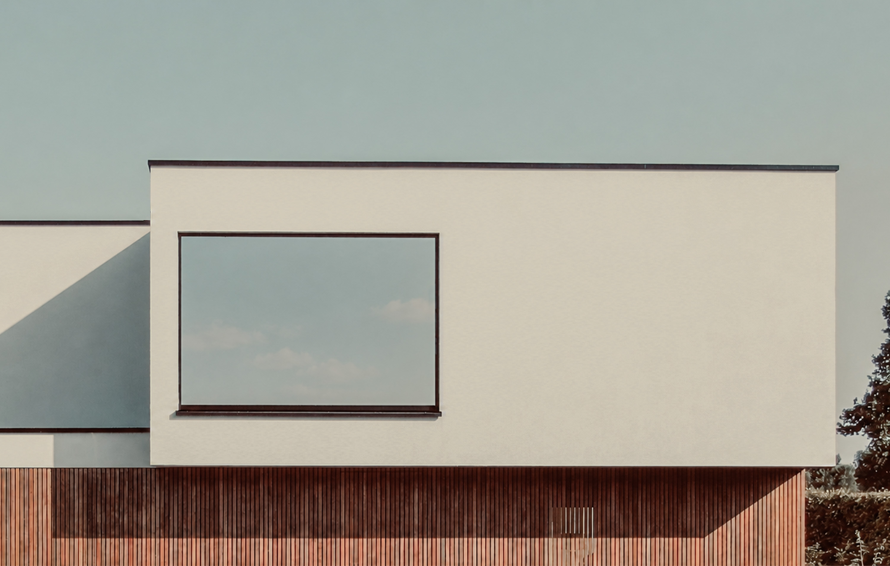 Architecturaal detail van de lichte volumes en houten gevelplint