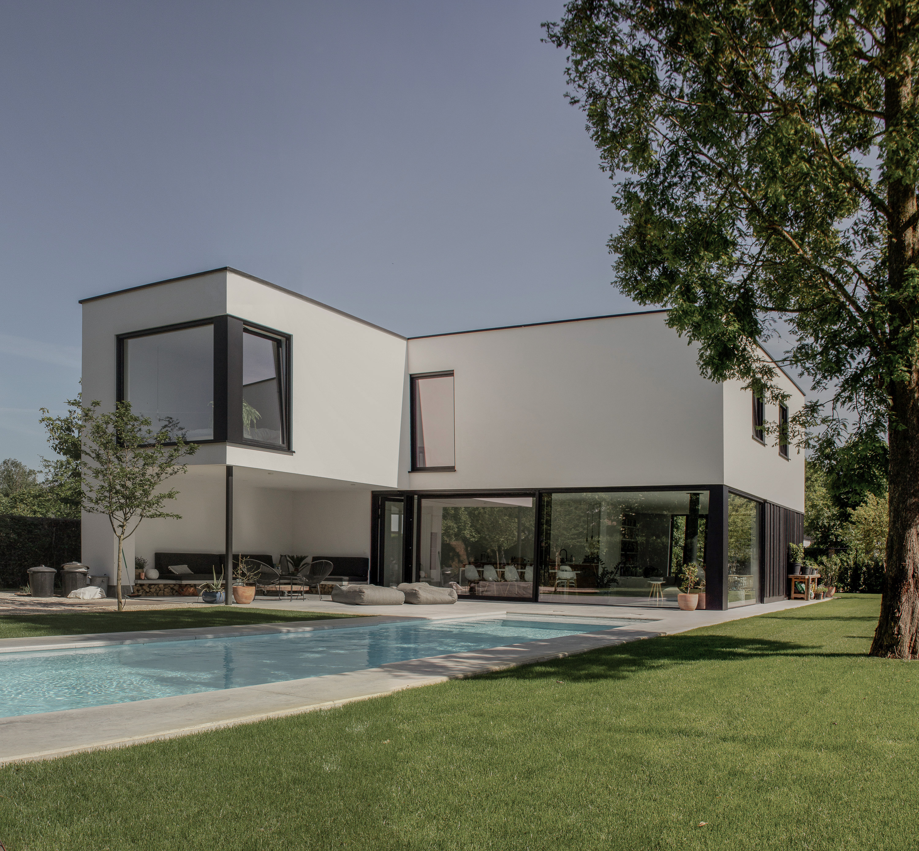 Tuinzijde van Woning Seringendreef met zwembad