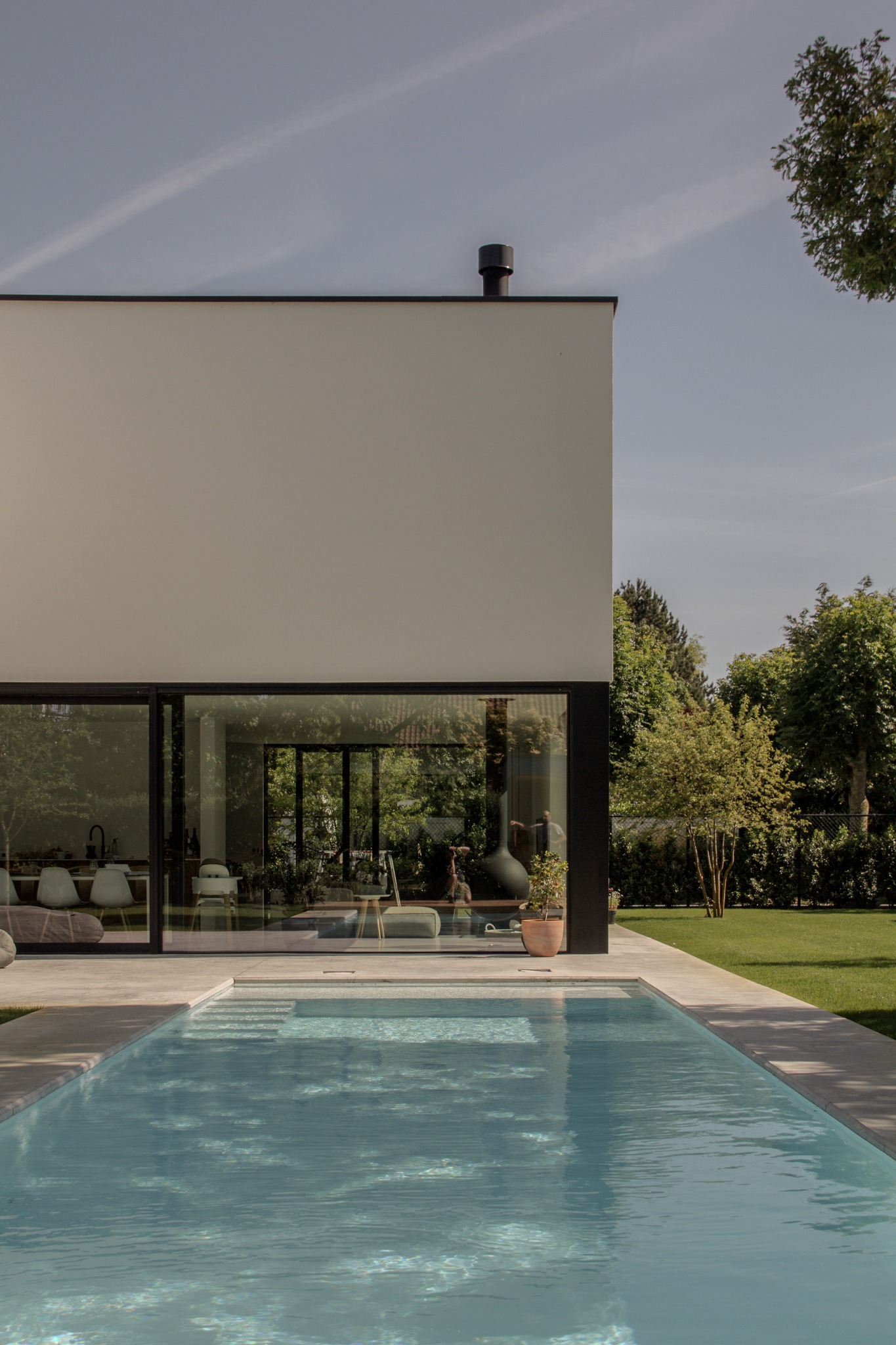 Zwembad, interieur en transparante tuingevel van Woning Seringendreef