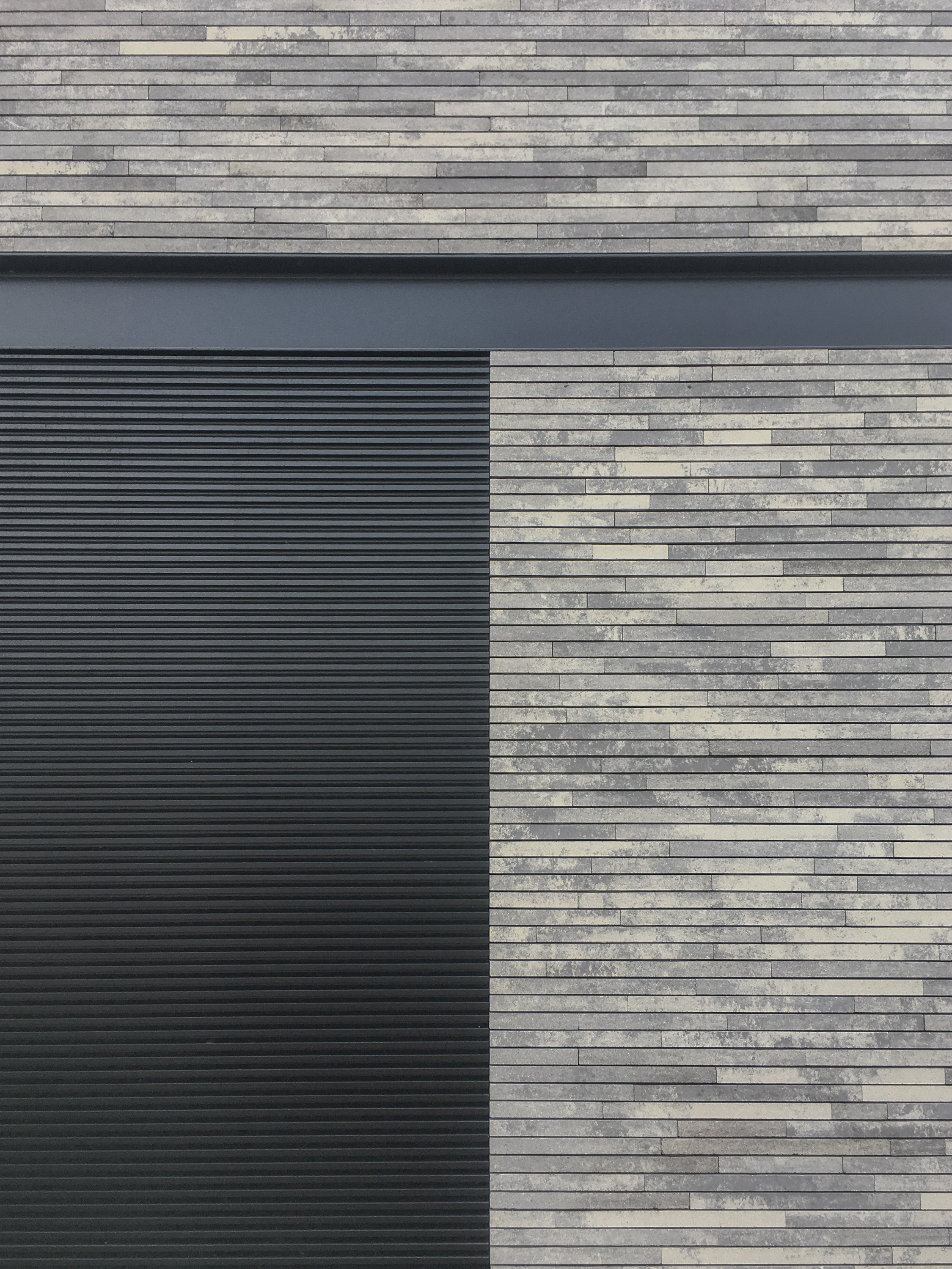 Detail van gevelsteen en horizontaal schrijnwerk